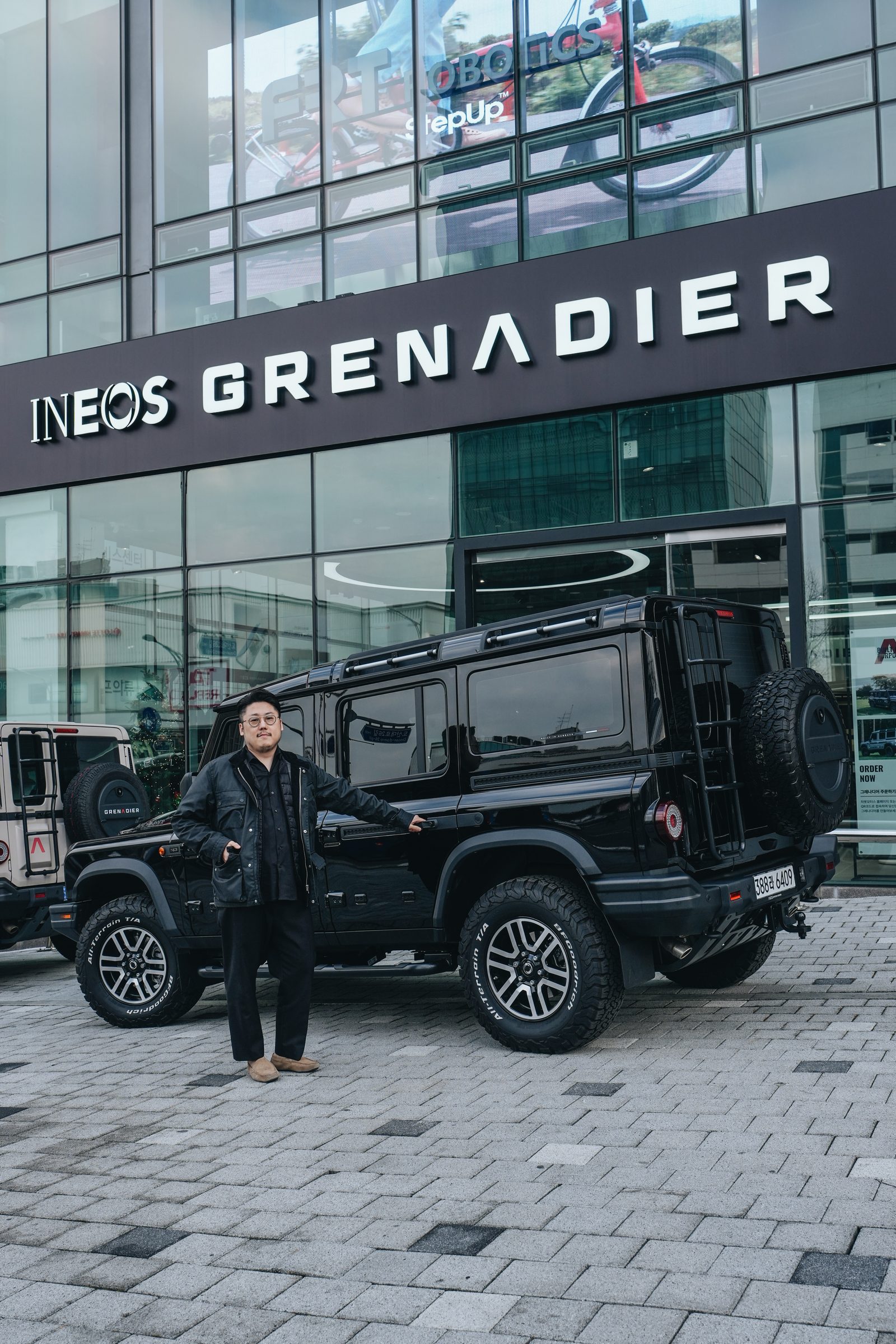 INEOS GRENADIER 매장 사인 아래 실제 차량과 구요한